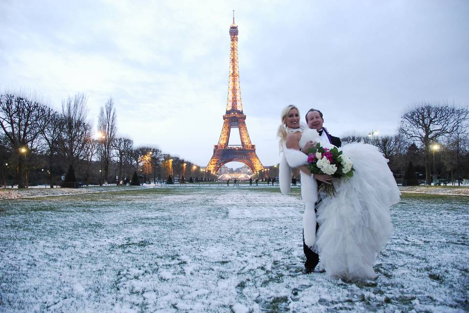 Wedding in front of Eiffel Tower, winter, Paris, France