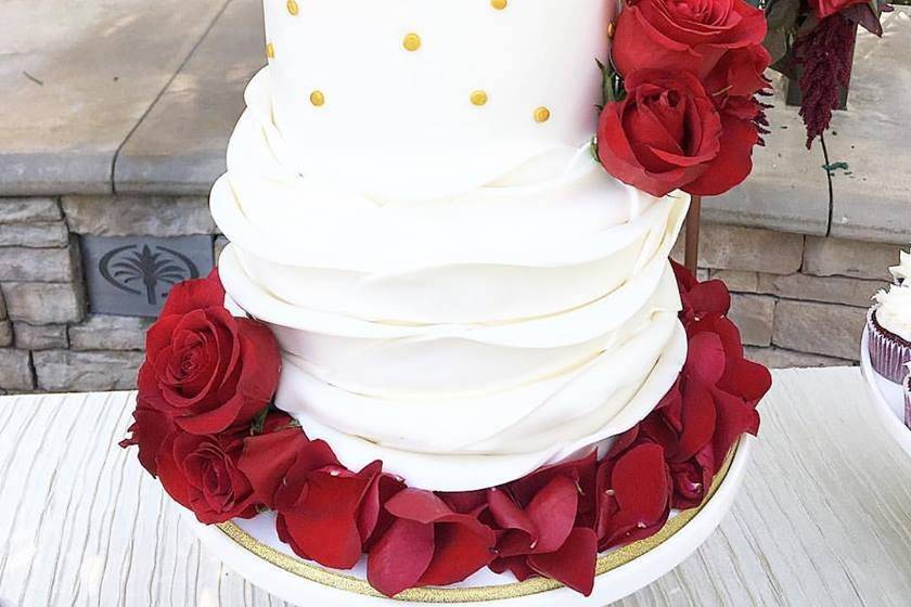 White and gold cake with roses