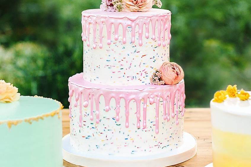 2-tier wedding cake with pink details