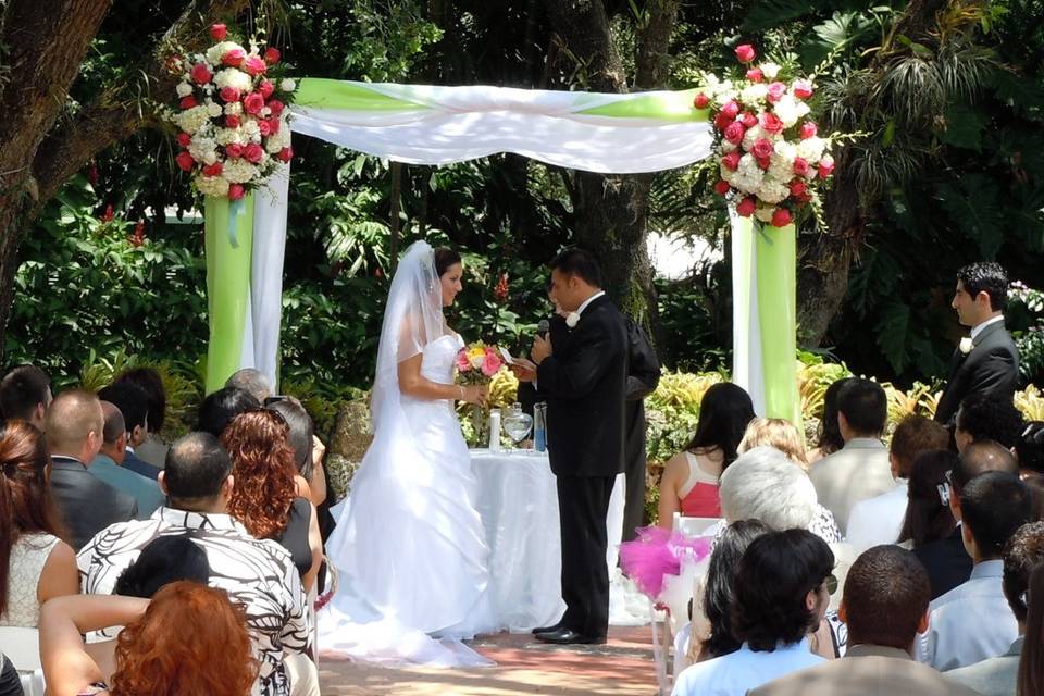 ArcDivine.com :: Miami Acrylic Chuppah Wedding Canopy Arch Rental Plastic Clear Glass