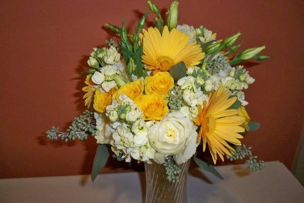 sunny yellow in this sweet bouquet