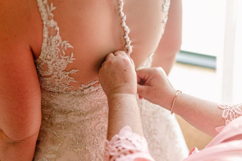 Buttoning up lacy dress