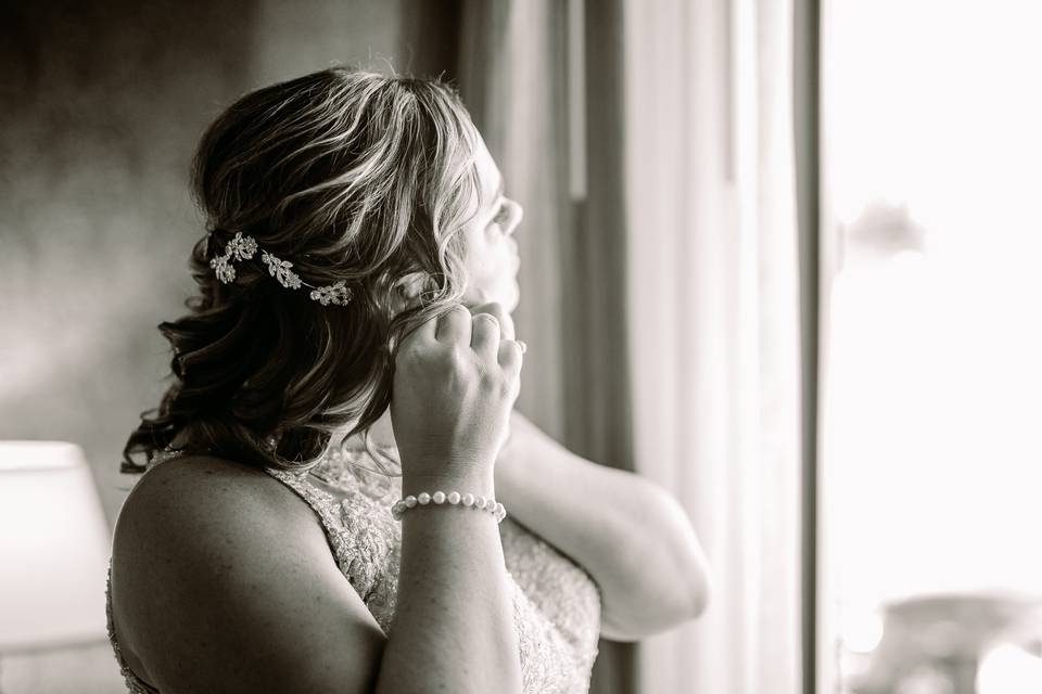 Brides puts on earring