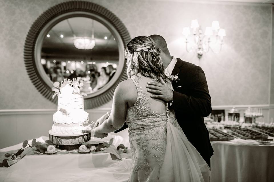 Couple cutting the cake