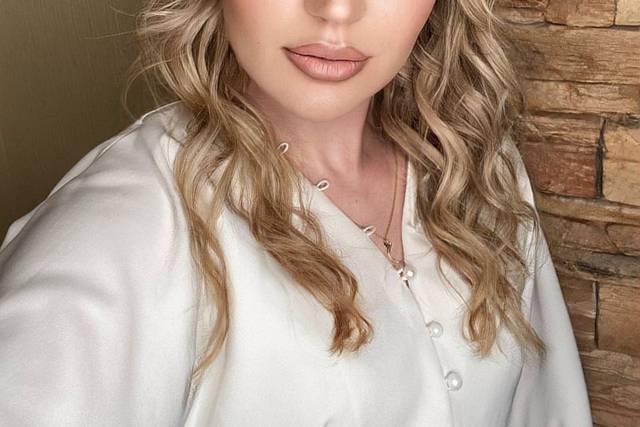 Glam and messy hairstyle