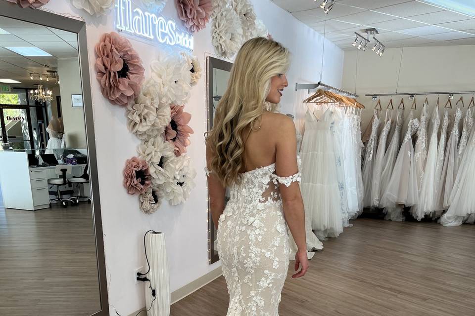 What a stunning wedding dress