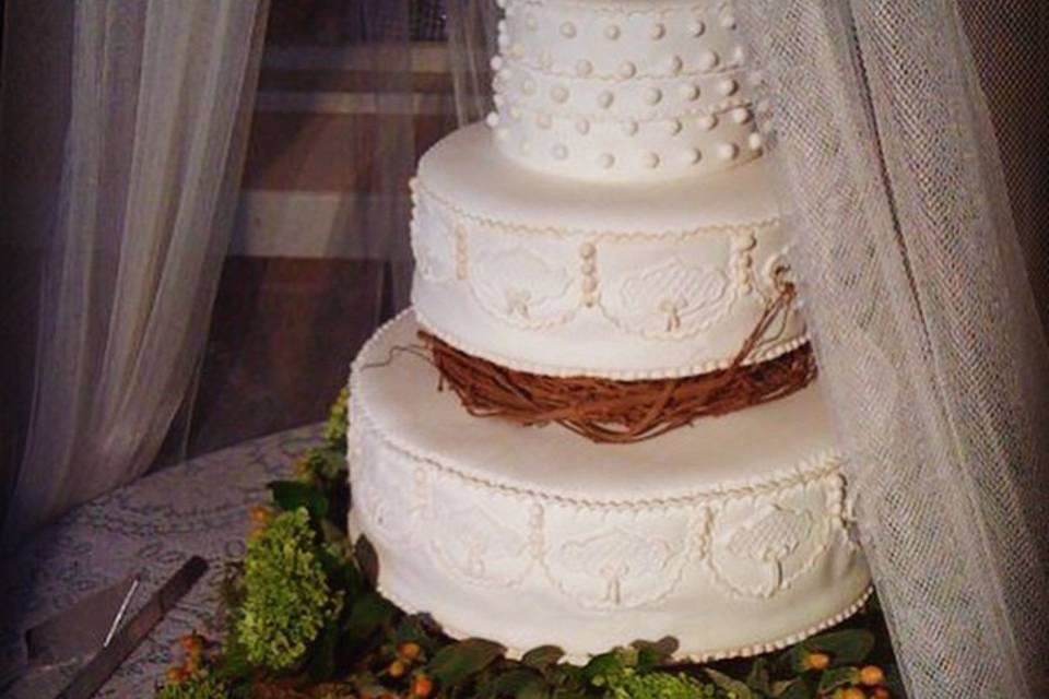 Elegant white wedding cake