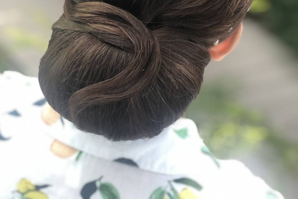 Low bun hairstyle by Casa salo