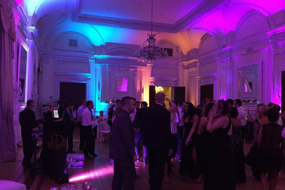 Dj gaige performing a wedding at oheka castle on long island with some uplighting