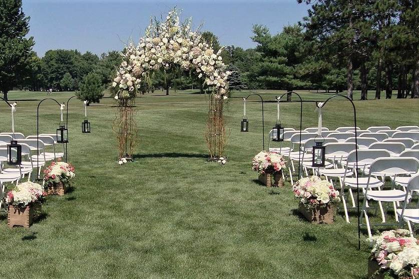 Arch and aisle decor