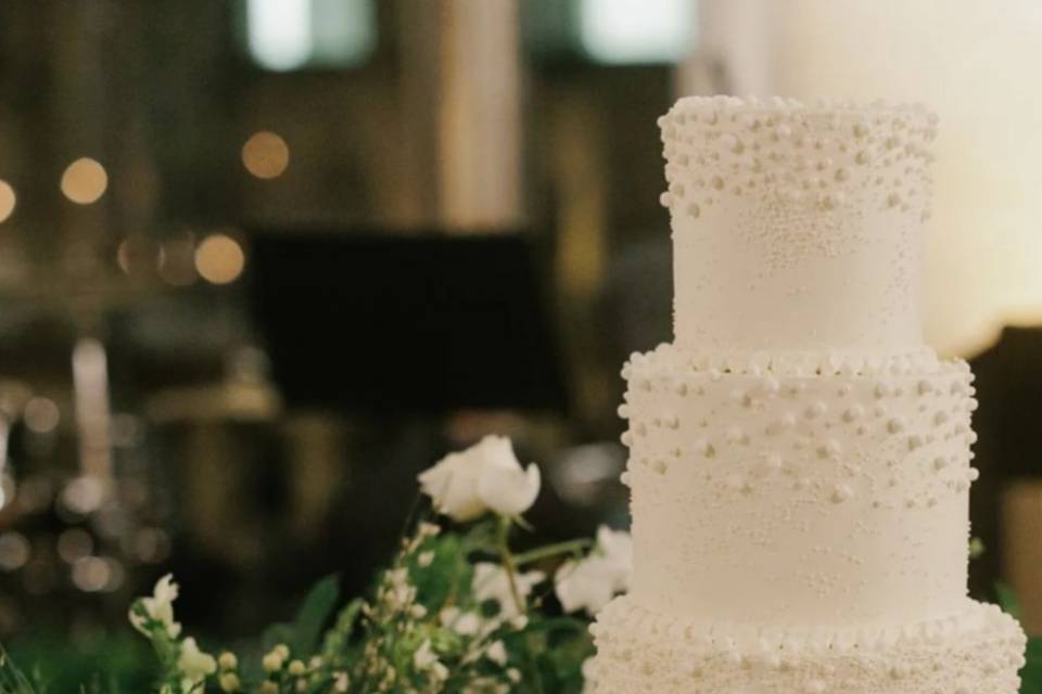 Elegant white pearls to decora