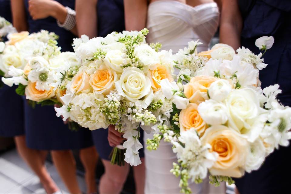 Yellow & white bouquets. Lyndsay Undseth Photography.