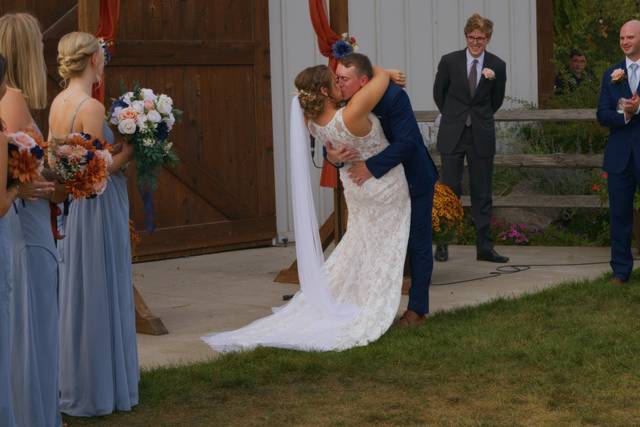 andrea-collin-altar-kiss.jpg