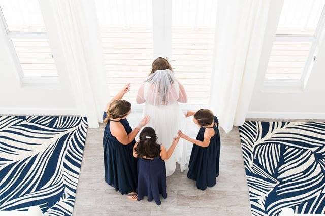 The bride with the kids at the wedding