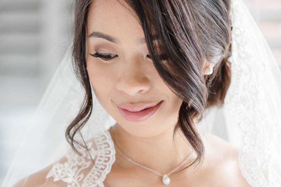 Bride getting ready at Noah's Event venue in Chesapeake Virginia.  Luke & Ashley Photography