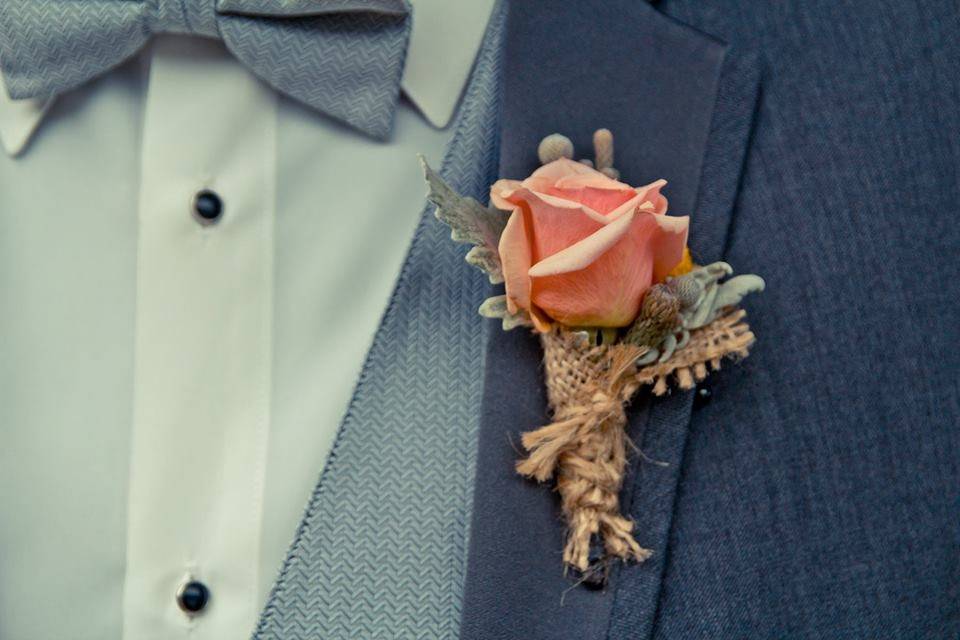 Pink boutonniere on groom's blazer