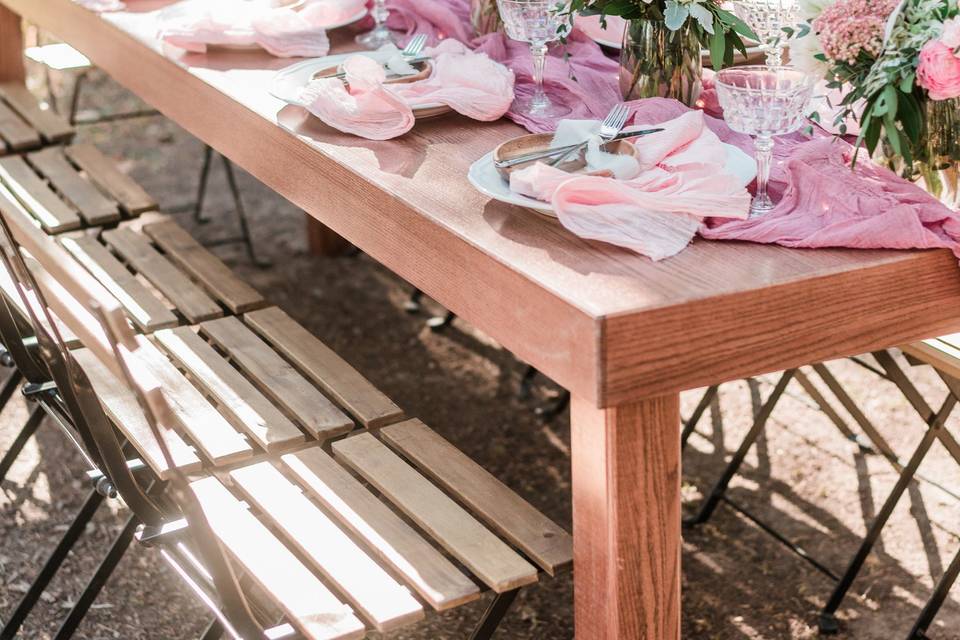 Wedding table with pink napkin