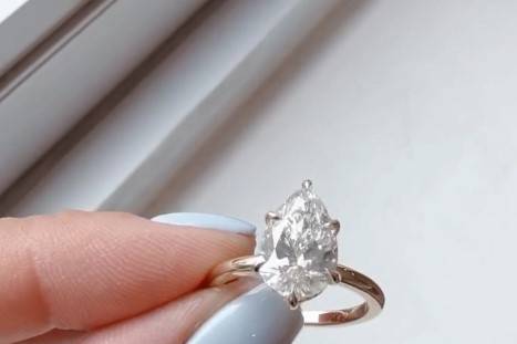 A pear cut lab-grown diamond s
