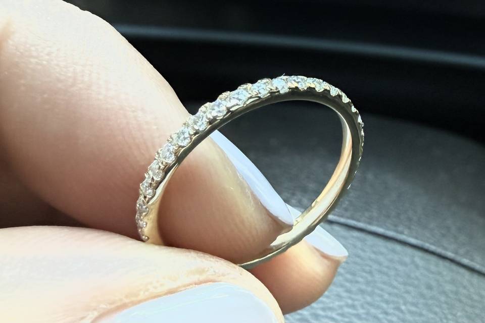 diamond-pave-band-yellow-gold-close-up-haejin-jewelry-brooklyn.jpg