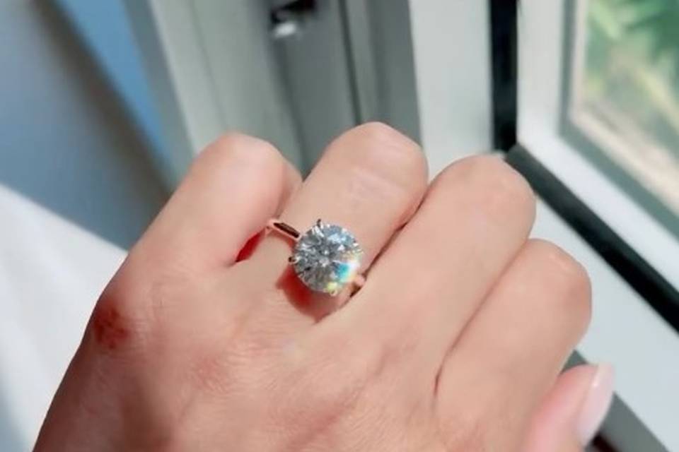 round-solitaire-lab-grown-diamond-engagement-ring-yellow-gold-haejin-jewelry-williamsburg-brooklyn.jpg