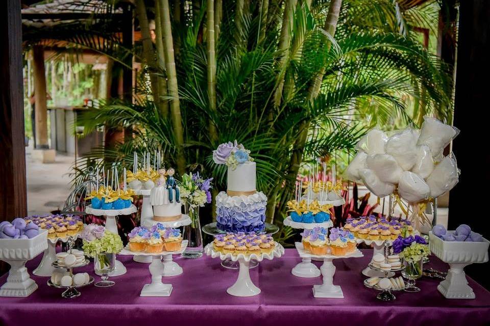 Lovely Candy table at rustic #costaricawedding