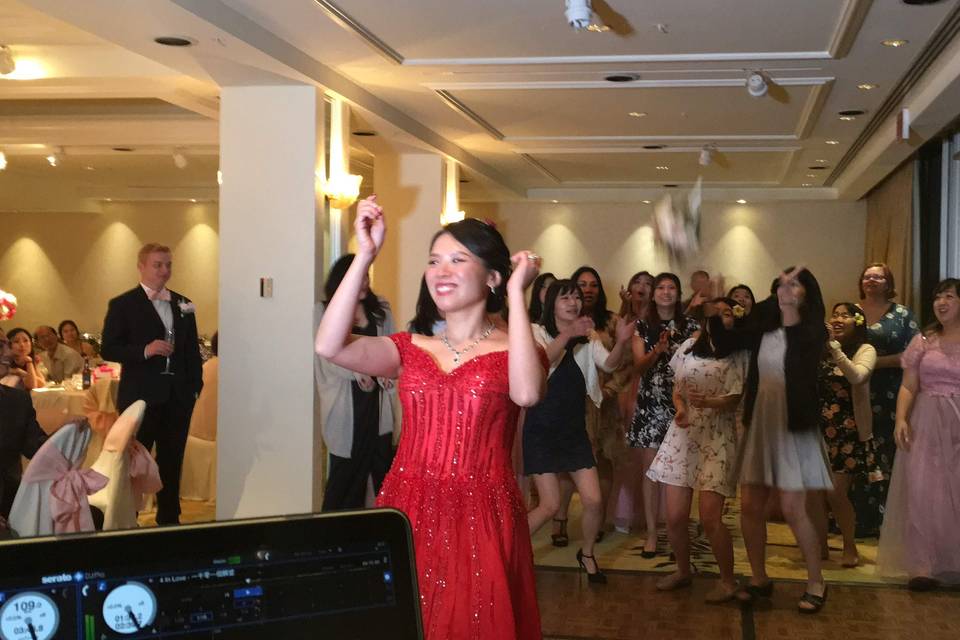 Bouquet toss at Halekulani