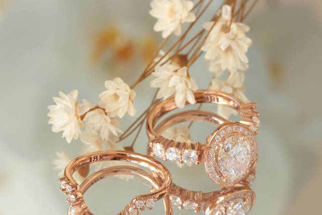 Oval halo diamond pearls ring