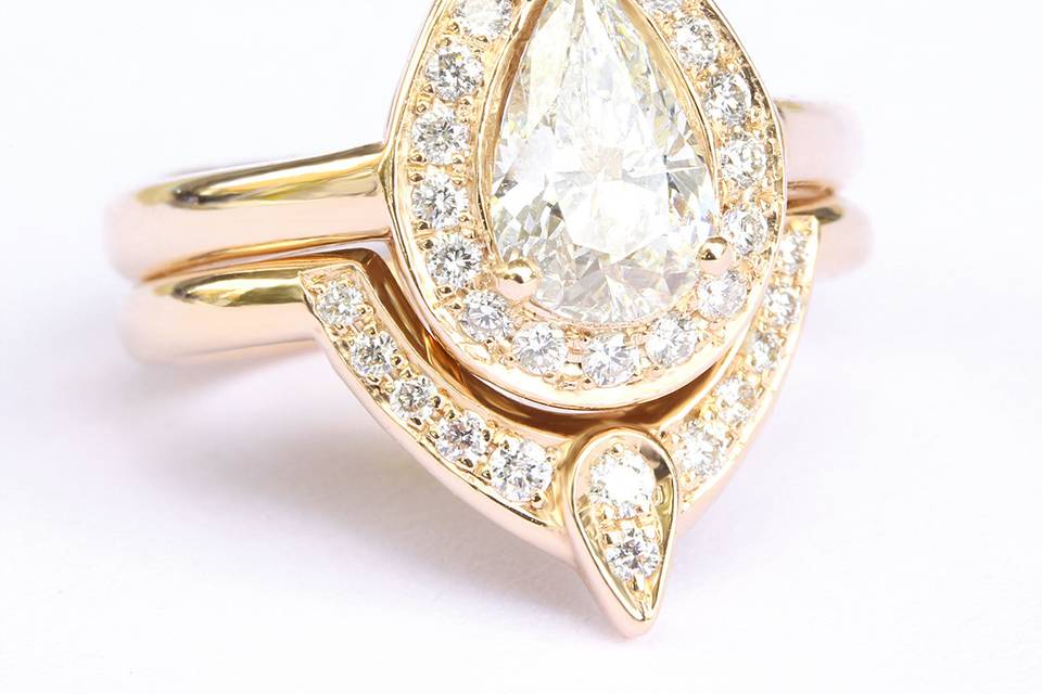 Pear Shaped Diamond Engagement Rings Set With matching diamond wedding band ! PERFECT in 14K yellow gold