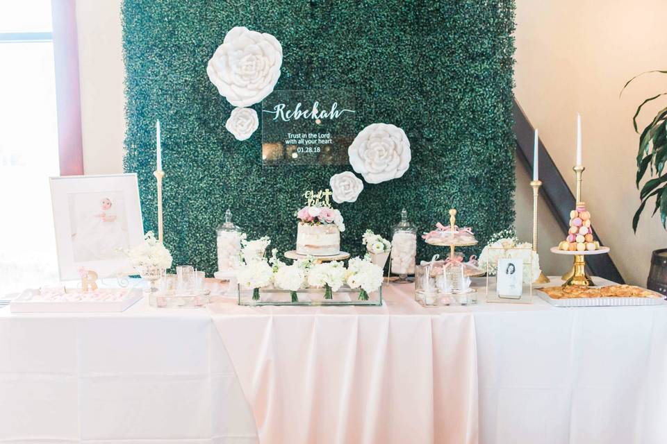 Boxwood backdrop with sweet table styling