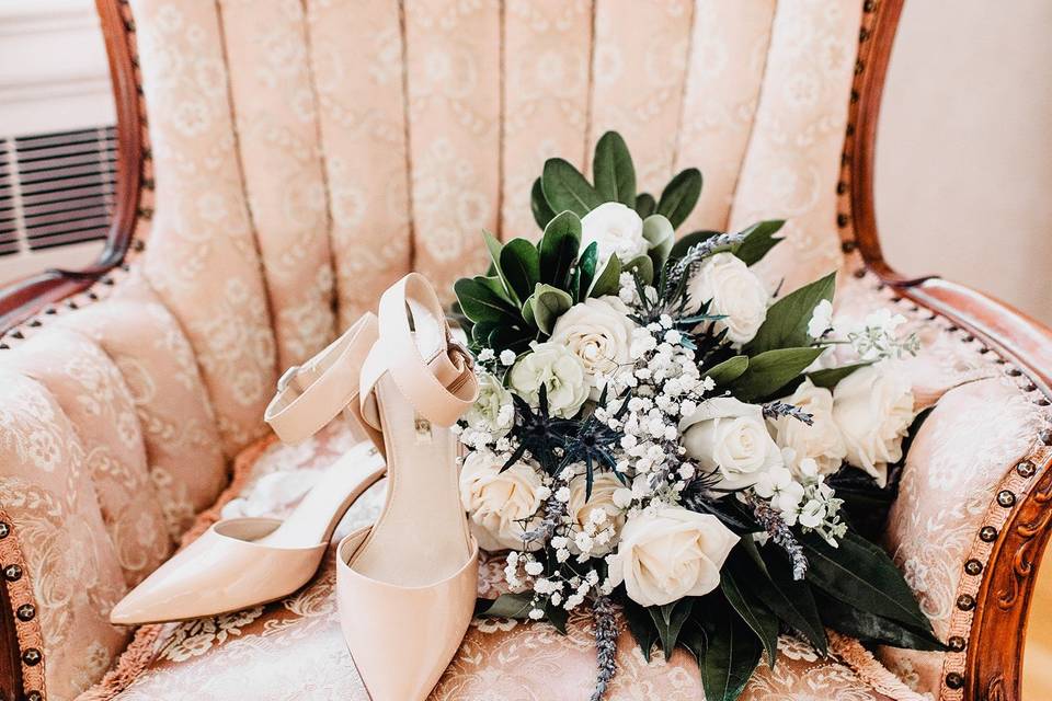 Bride's bouquet and shoes