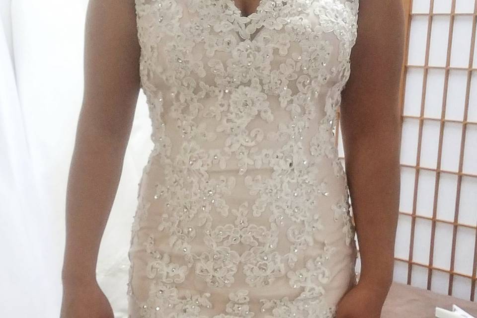 Sleeveless lace dress