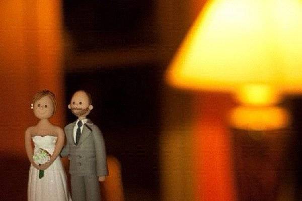 The wedding cake toppers