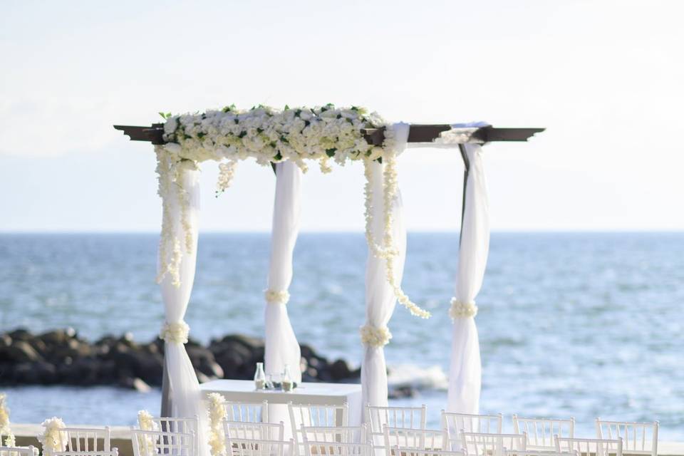 Wedding in front of the Beach