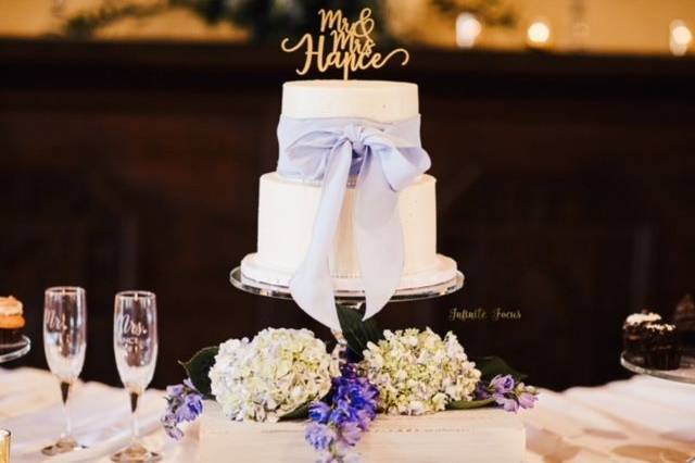 Simple wedding cake with bow | Photo by Infinite Focus Jacksonville