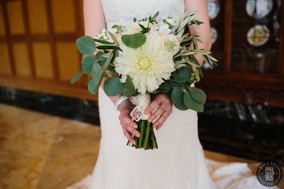 White and green bouquet Photo by Matt and Ashley Photography