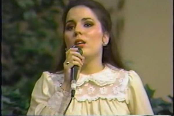 Lisa sings in a service in 1986