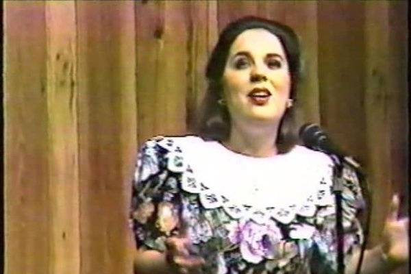 Lisa sings on TV in 1990