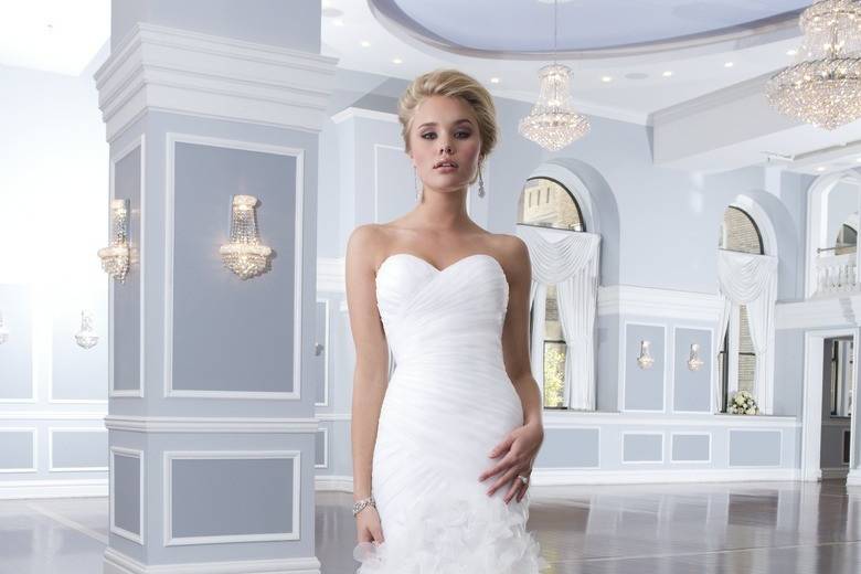 Style 6298
Corded lace and tulle create the Mandarin neckline and cap sleeves on this fit and flare gown. The back of the dress has a surprising keyhole back neckline with tulle covered buttons over the back zipper that continue through the chapel length train.