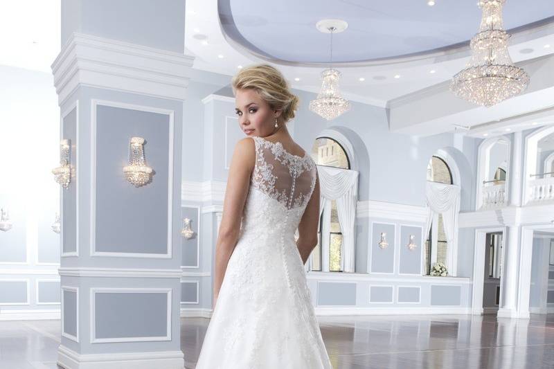 Style-Back 6299
This organza sweetheart neckline is asymmetrically draped into a drop waistline. Laser cut petals and flowers decorate the skirt and chapel length train.
