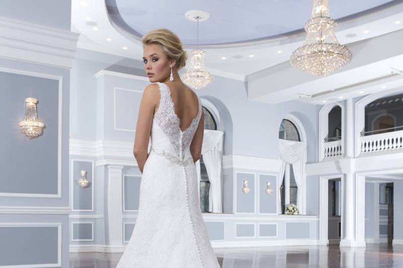 Style-Back 6301
This sweetheart neckline is made of Alencon lace over tulle and features a basque waistline. The full organza ball gown has organza buttons over the back zipper and ends with a chapel length train. The dress also includes a detachable lace halter collar.