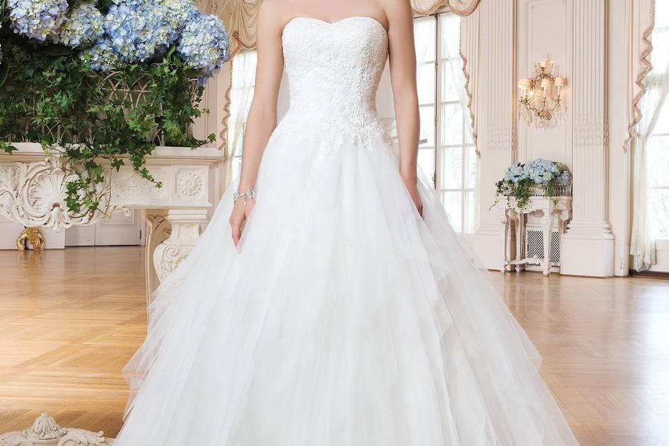 6353
Tulle covered buttons, Buttons to end of zipper, Illusion Sabrina neckline and V-back