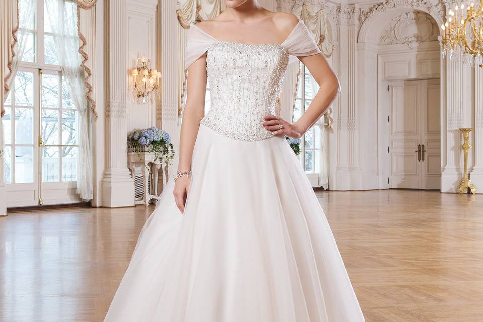 6354
Tulle, venice lace ball gown complemented with a sweetheart neckline