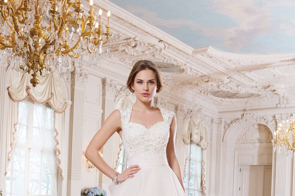 6357
Tulle ball gown featuring a sweetheart neckline