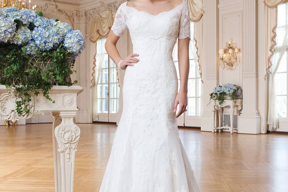 6359
Tulle and matte satin ball gown accented with a sweetheart neckline