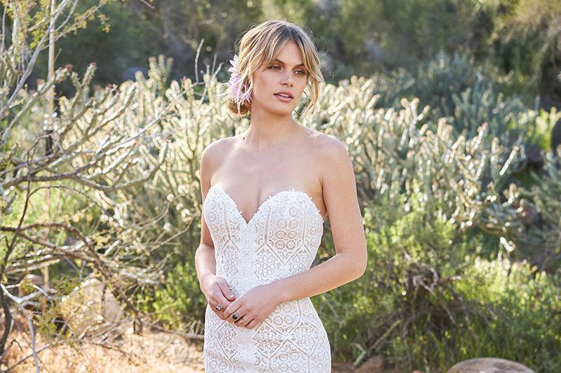 Lillian West	6513	<br>	Your day is unique to you. With Power Mesh lining at the waist and hip of this gown, your figure is truly complimented. Soft Venice lace embodies the romance of the front slit and unique scalloped hem.