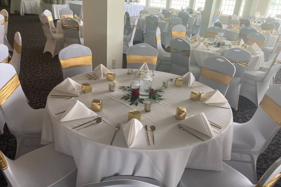 White & Gold Wedding Table