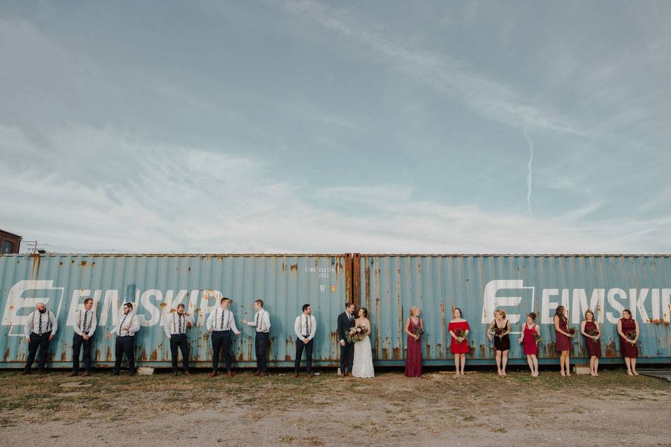 Couple with the bridesmaids and groomsmen