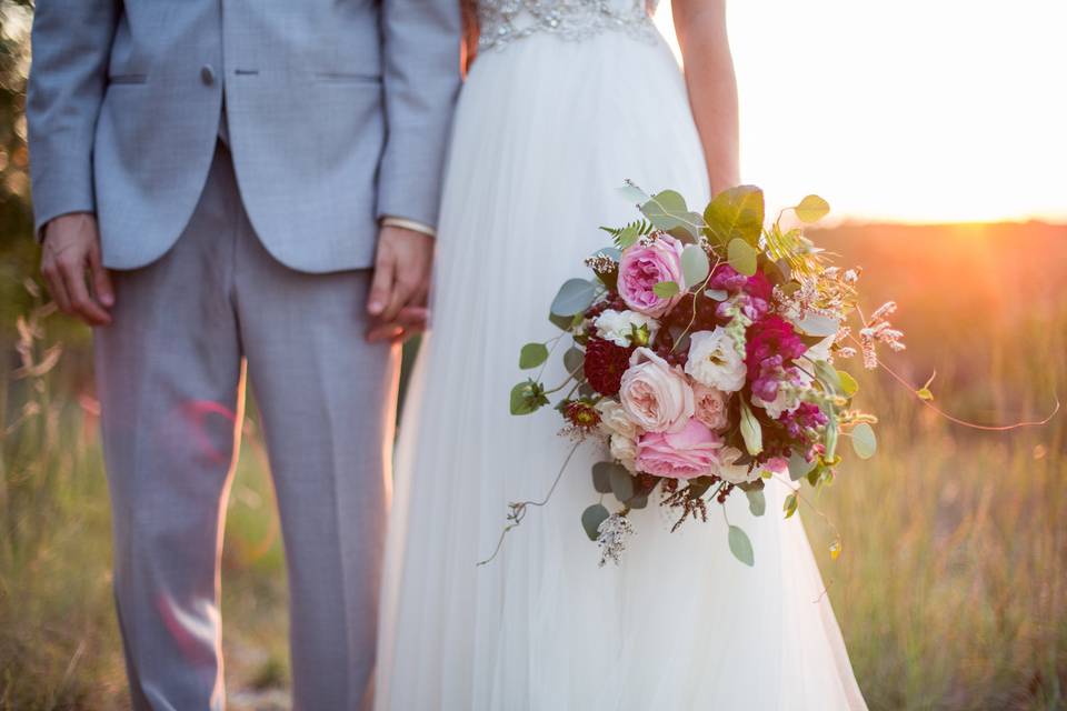 Neutral head table flowers