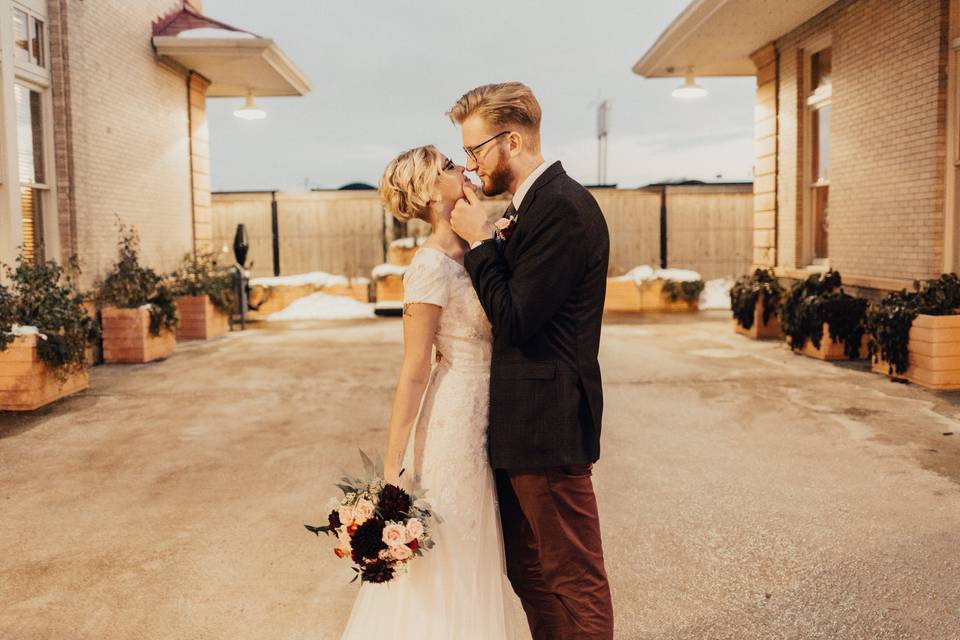 Kiss in the courtyard