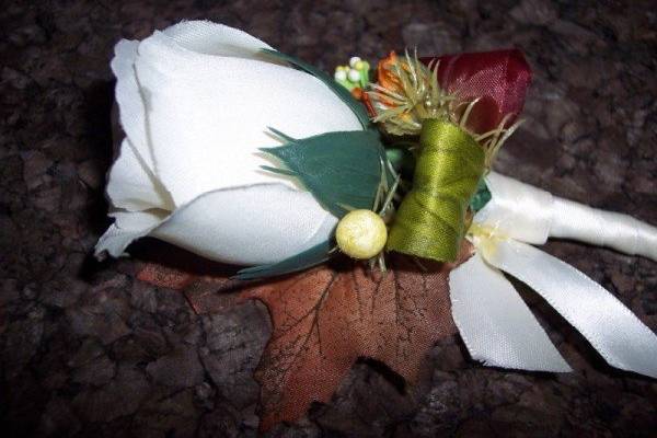 Renaissance Single Rose Boutonniere.